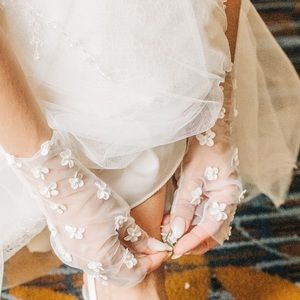 Untamed Petals Valiant Short Sheer Gloves